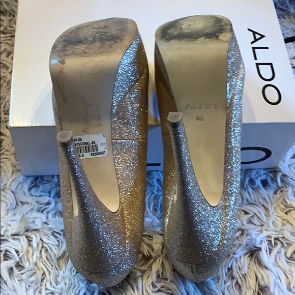 Aldo Capecoral Gold heels, size 10 - Picture 4 of 6